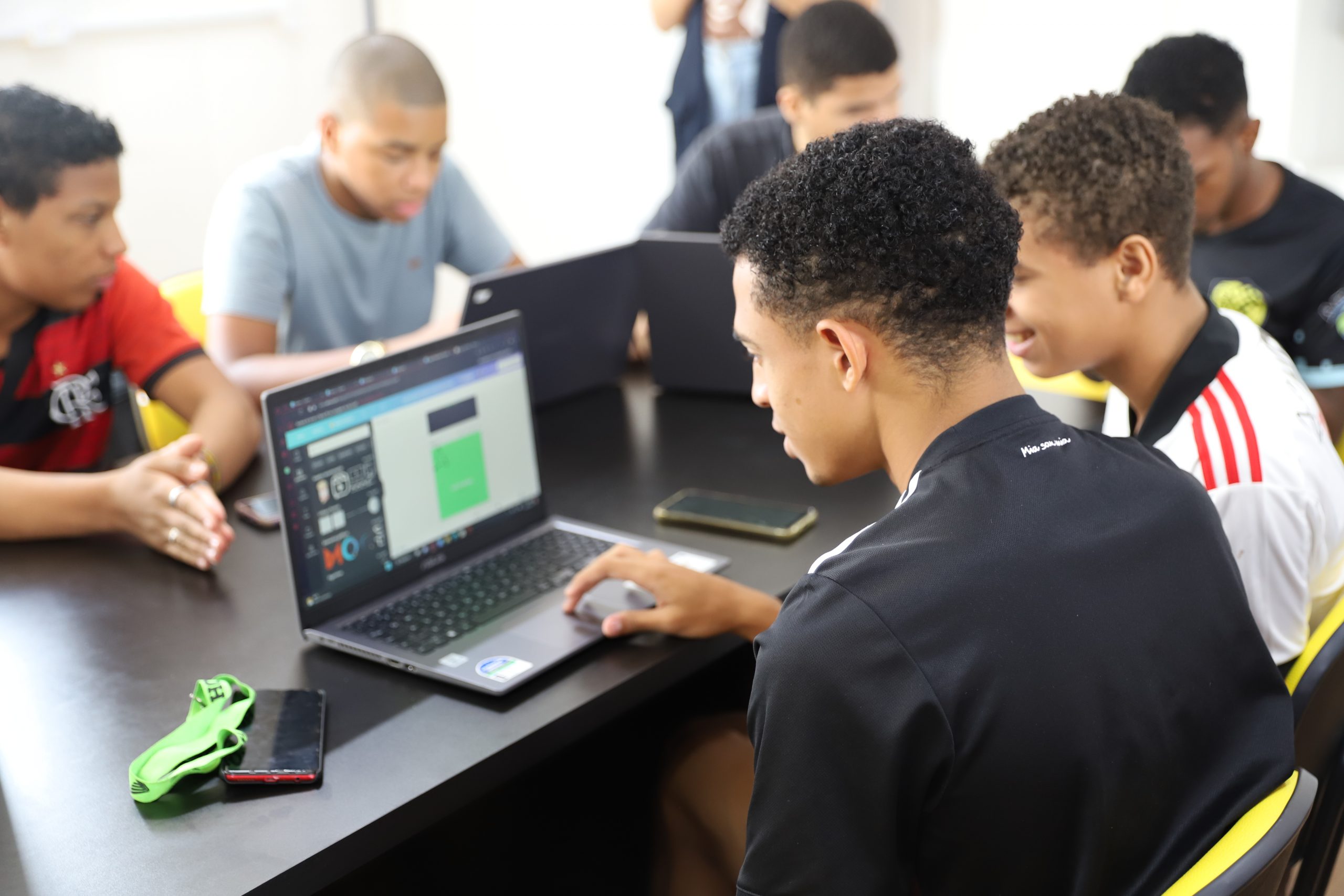 Espaços da Juventude abrem 2,4 mil vagas para cursos de Informática Básica, Operação de Drone e Programação Móvel - Prefeitura da Cidade do Rio de Janeiro