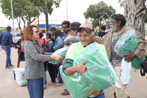 Prefeitura de Cuiab | Assistncia Social realiza entrega de cobertores populao em situao de rua