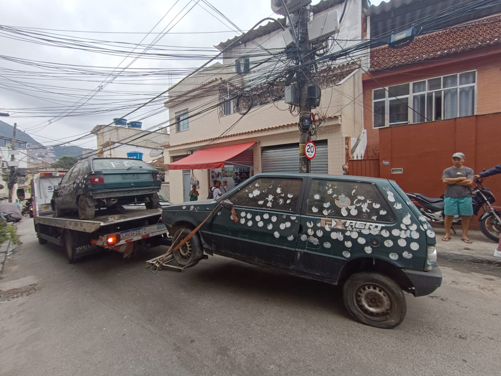 Subprefeitura da Zona Sul remove veículos abandonados e notifica comércio irregular na Ladeira dos Tabajaras e Cabritos - Prefeitura da Cidade do Rio de Janeiro