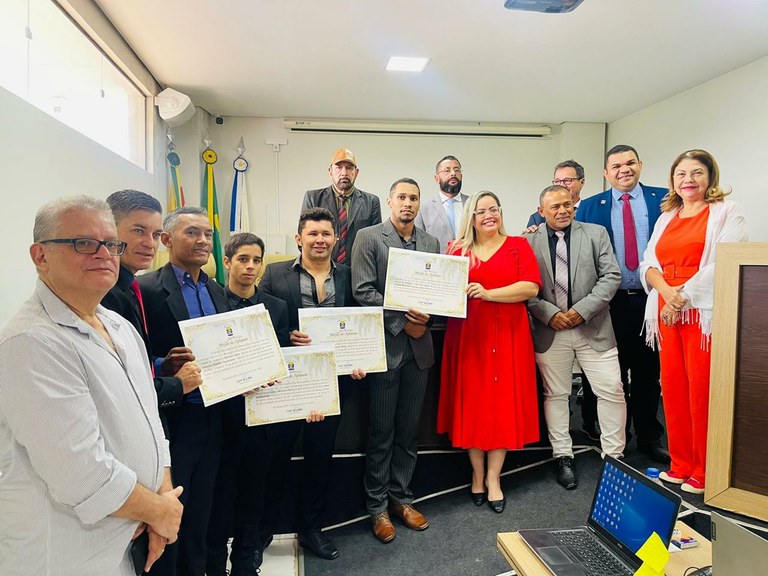 Vereadora Michelle Melo entrega Moção de Aplauso para atletas da Federação Acreana de Kung Fu Wushu — Câmara Municipal de Rio Branco
