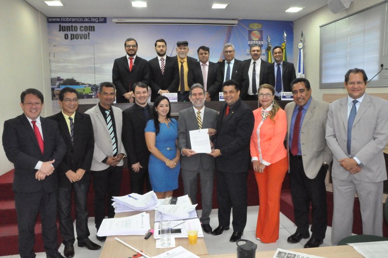 Vereadores entregam Moção de apoio para reverter extinção da 10ª Zona Eleitoral — Câmara Municipal de Rio Branco