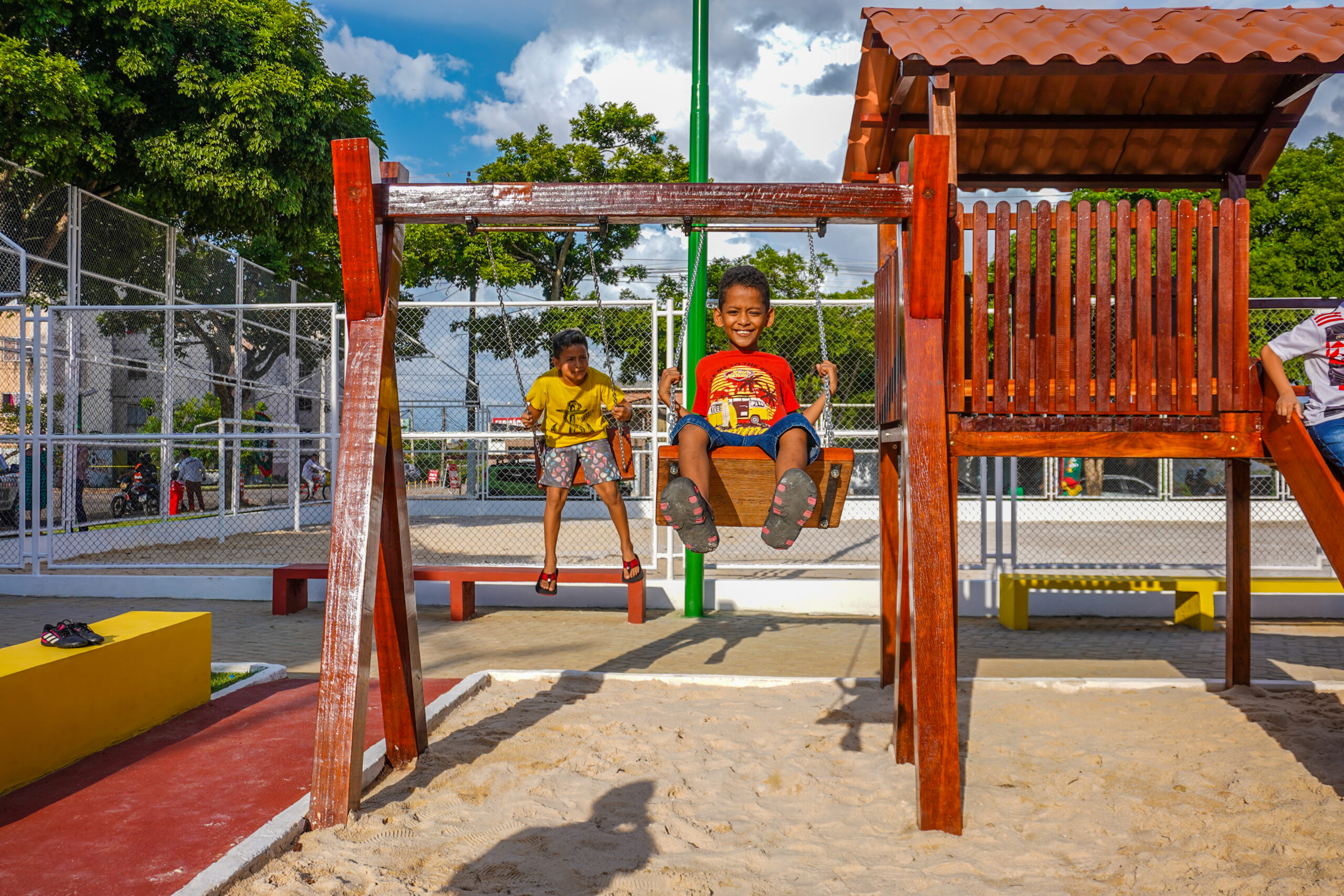 “Aqui muitas vidas continuarão trilhando o caminho do esporte”, diz morador em entrega da Praça ‘Neemias Dilermano de Oliveira’