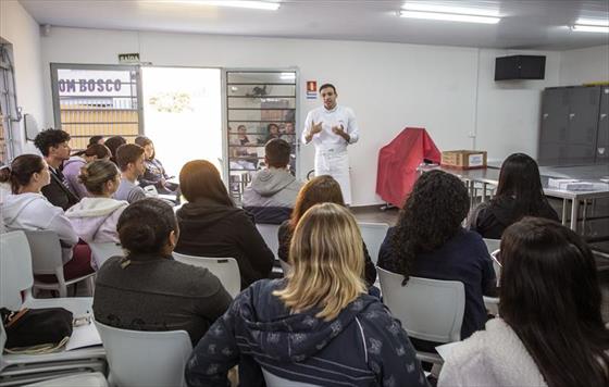 Curso ensina competncias e habilidades do doce universo da confeitaria