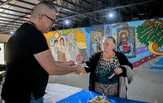 Mulheres do FAS para Elas visitam feira de economia solidria