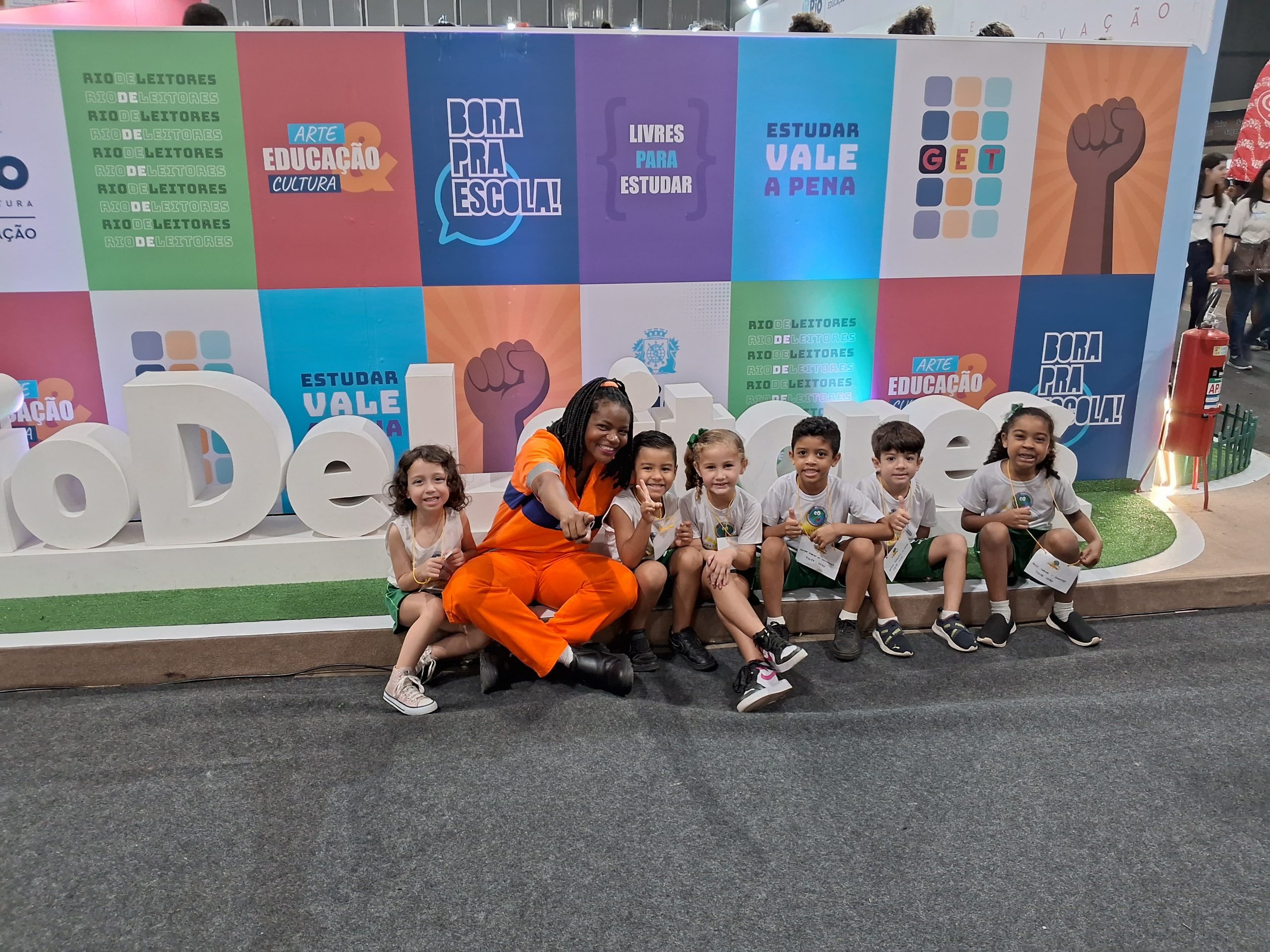 Renato Sorriso e grupos de conscientização da Comlurb agitam estande da Educação na Bienal - Prefeitura da Cidade do Rio de Janeiro