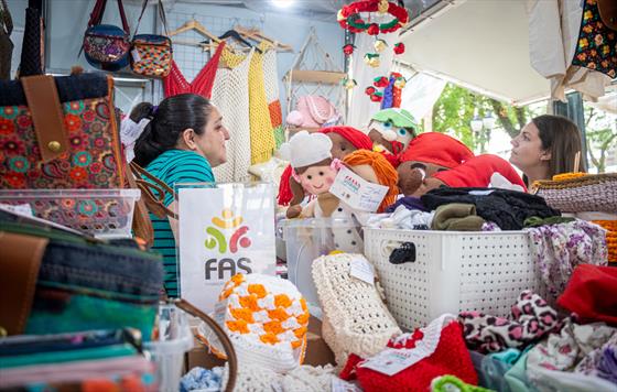 Artess da FAS expem criatividade na Feira Especial da Primavera e da Criana