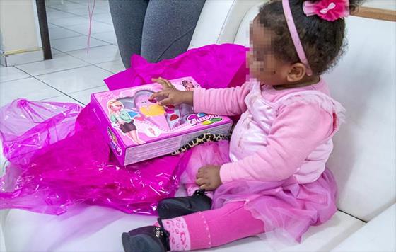 Curitibinhas atendidos pela FAS recebem brinquedos de Dia da Criana