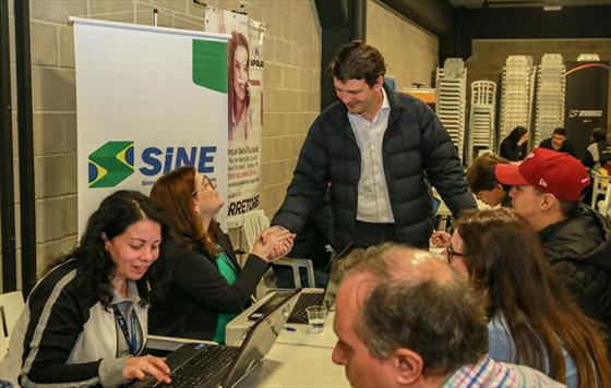 Eduardo Pimentel acompanha atendimento a trabalhadores em feira de empregos
