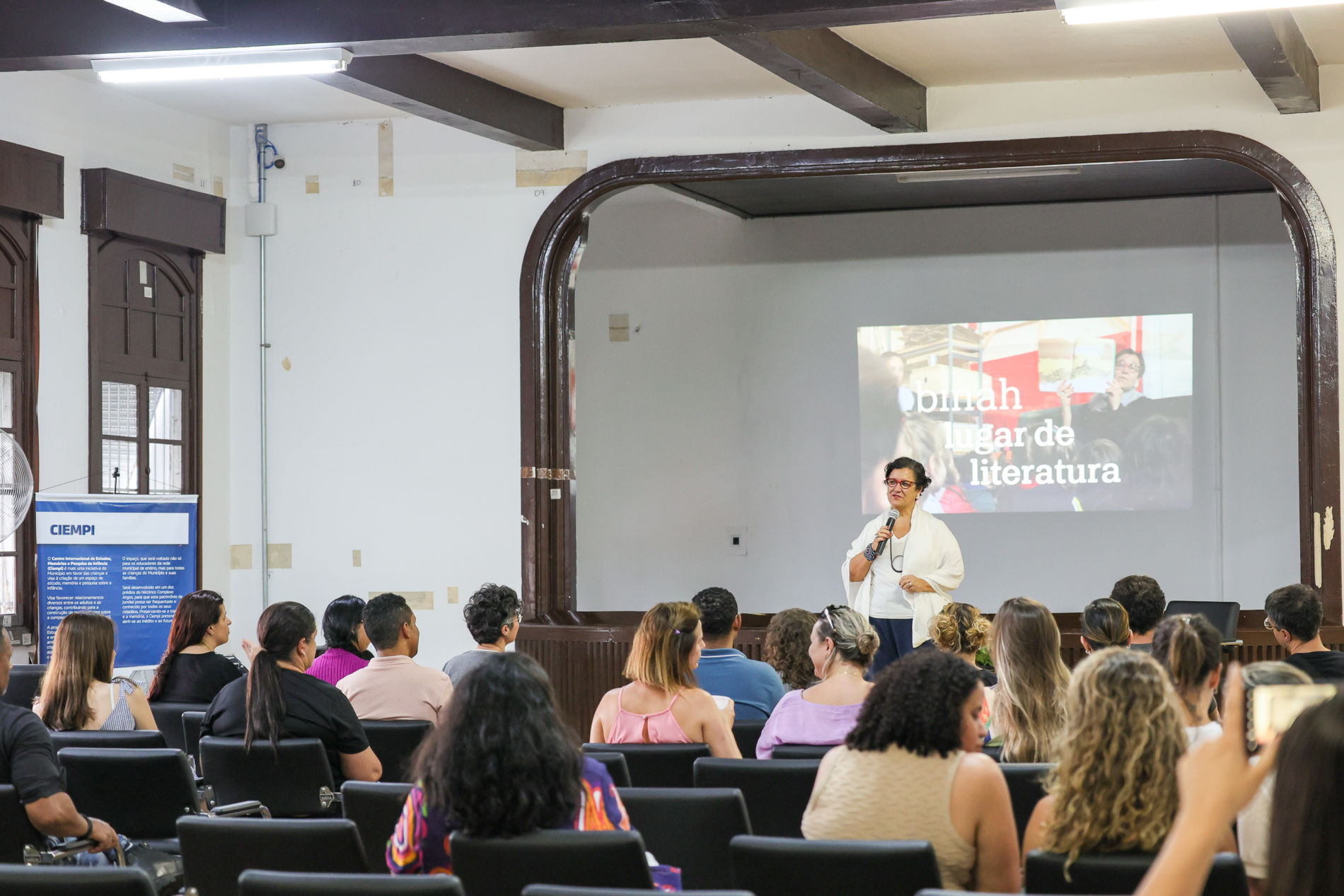 Nova exposição no Ciempi mistura inspiração e materialidade a partir da criação manual