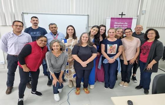 Servidores da Prefeitura de Curitiba se reúnem para aprender Libras