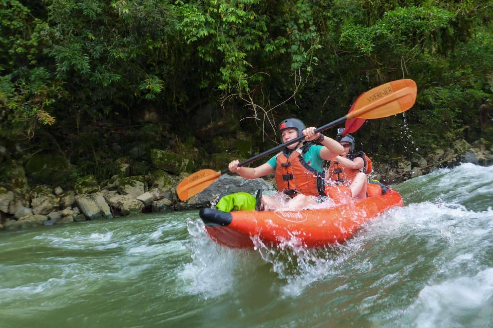 Realizar rafting río abajo por el río Amazonas con Hamadryade Lodge